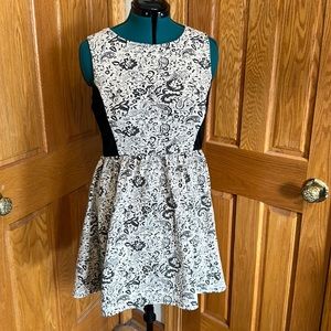 Rewind textured white and black paisley dress